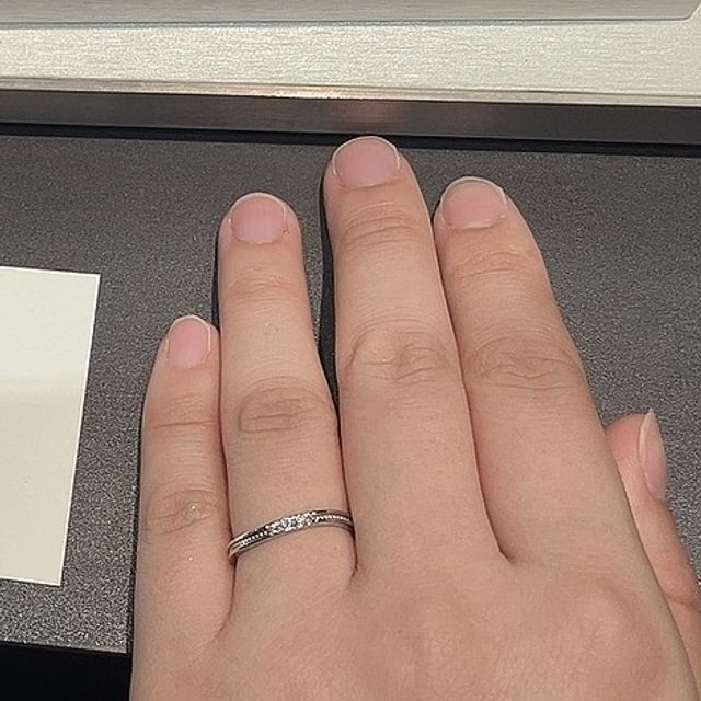 【アイプリモ(I-PRIMO)の口コミ】 ラインでダイヤが入っています。近くで見るとキラキラして派手なように見…