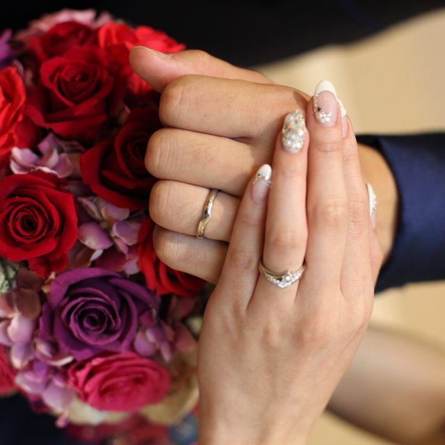 【4℃ BRIDAL(ヨンドシーブライダル)の口コミ】 婚約指輪は自分で選ばずに旦那から4℃の指輪をもらいました。
婚約指輪と結…