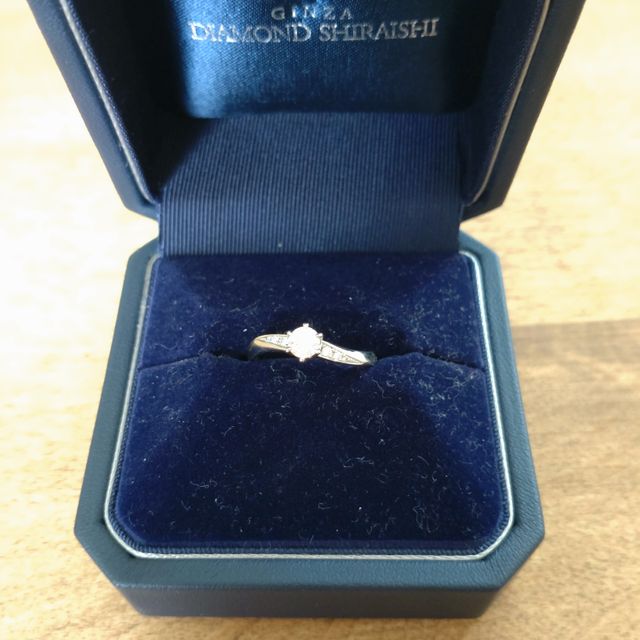 【銀座ダイヤモンドシライシの口コミ】 1つはデザインです。
婚約指輪はウェーブのデザインを探していて、店頭に…