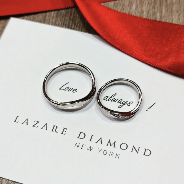 【ラザール ダイヤモンド(LAZARE DIAMOND)の口コミ】 デザインです。
婚約指輪がウェーブの形状で、重ね付けしても違和感のない…