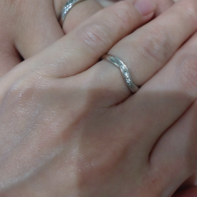 【ラザール ダイヤモンド(LAZARE DIAMOND)の口コミ】 デザインです。
婚約指輪がウェーブの形状で、重ね付けしても違和感のない…