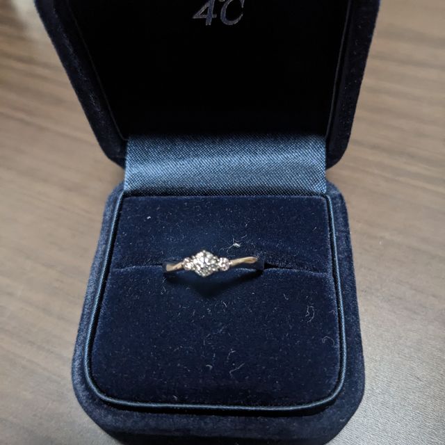 【4℃ BRIDAL(ヨンドシーブライダル)の口コミ】 ダイヤとピンクダイヤが輝いていていいなと思いまたカーブが特徴的でした…