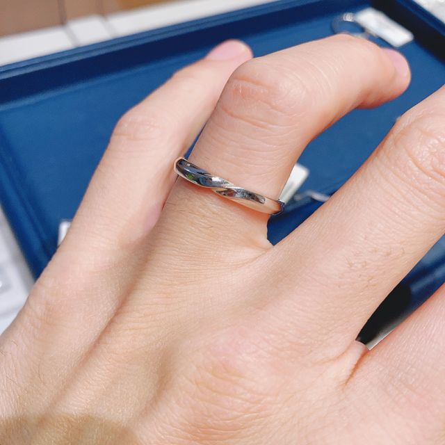 【銀座ダイヤモンドシライシの口コミ】 嵌めると上部にプラチナが結ぼれたような箇所のくるリング。その結ぼれが…