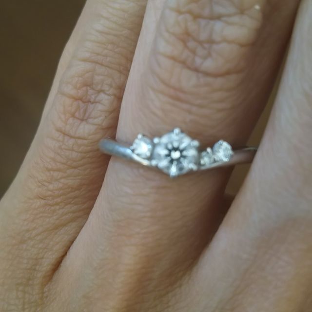 【銀座ダイヤモンドシライシの口コミ】 先ずは売り手のスタッフさんの親切丁寧一生懸命さでした。正直なところ、…