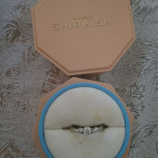 【銀座ダイヤモンドシライシの口コミ】 先ずは売り手のスタッフさんの親切丁寧一生懸命さでした。正直なところ、…