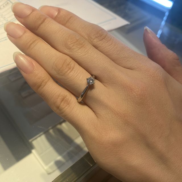 【銀座ダイヤモンドシライシの口コミ】 デザインが可愛くて一目惚れしました。白百合の蕾の形となっており横から…