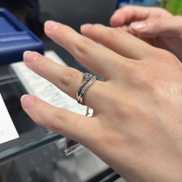 【銀座ダイヤモンドシライシの口コミ】 価格はもちろんのこと販売員さんの接客も大事にしたいと思いました。ここ…