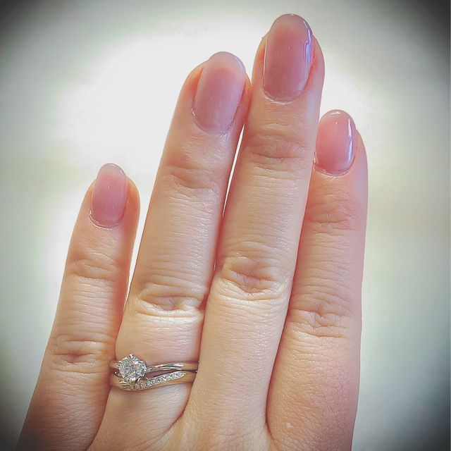 【BRILLIANCE+(ブリリアンスプラス)の口コミ】 指が細く綺麗に見えるもので探していたところ、ペアでS字のデザインのもの…