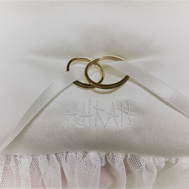 【AHKAH(アーカー)の口コミ】 やはり一番の決め手はデザインが気に入った事です。
表面に薄く細かい線が…