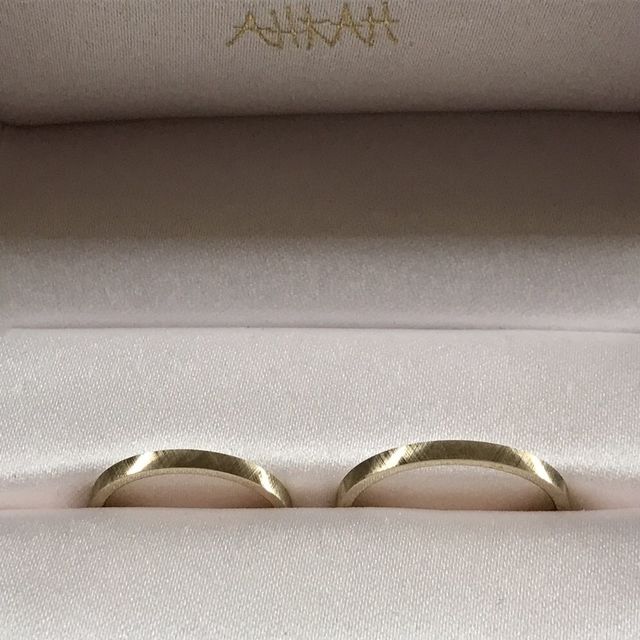 【AHKAH(アーカー)の口コミ】 やはり一番の決め手はデザインが気に入った事です。
表面に薄く細かい線が…