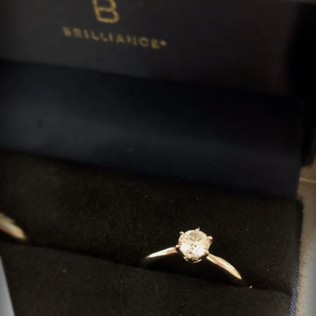 【BRILLIANCE+(ブリリアンスプラス)の口コミ】 指が少し太めなのですが、そんな私でも指が綺麗に見えるV字カーブのデザイ…