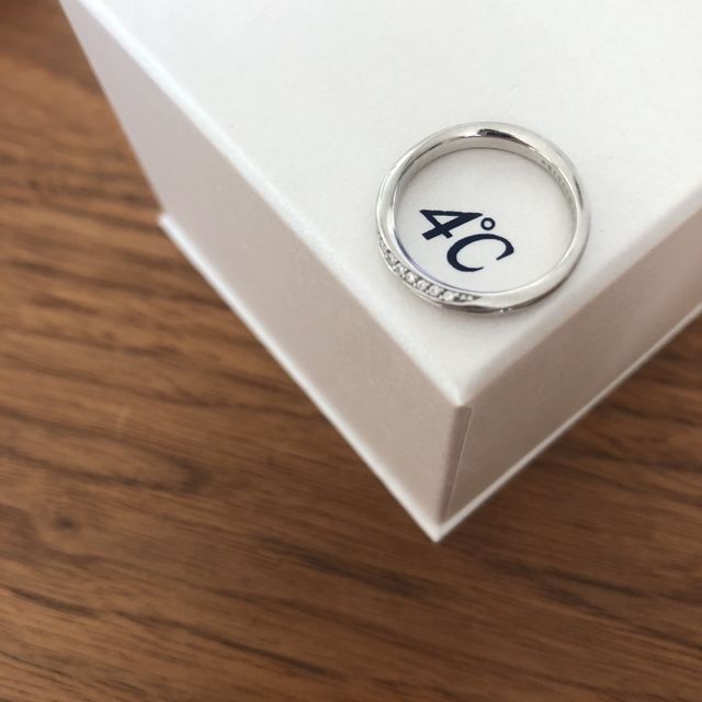 【4℃ BRIDAL(ヨンドシーブライダル)の口コミ】 婚約指輪と一緒につけたときの相性がよかった。
シンプルさとエレガントさ…