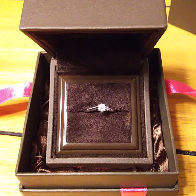 【アイプリモ(I-PRIMO)の口コミ】 やはり、デザインが一番の決め手になりました。ピンクダイヤがダイヤの隣…