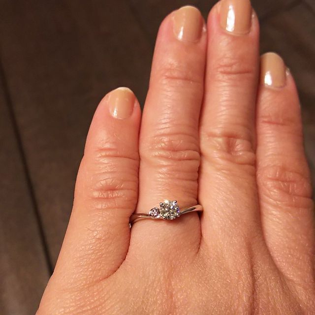 【アイプリモ(I-PRIMO)の口コミ】 やはり、デザインが一番の決め手になりました。ピンクダイヤがダイヤの隣…