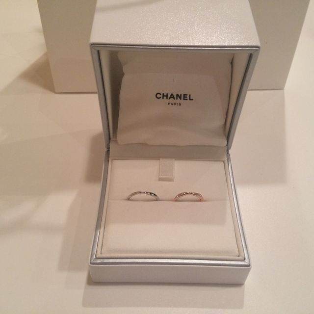 【シャネル(CHANEL)の口コミ】 結婚指輪探しでは、色とデザインを重視していました。シルバーよりゴール…