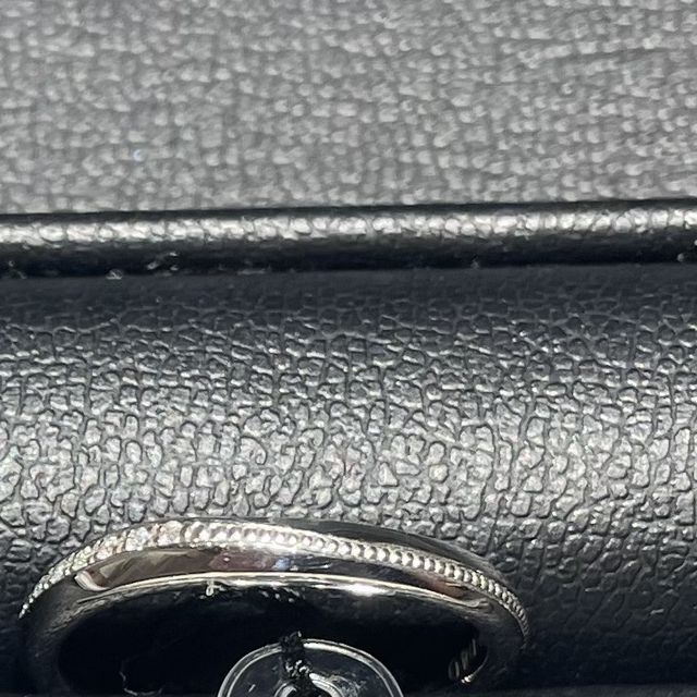 【エクセルコダイヤモンド(EXELCO DIAMOND)の口コミ】 ダイヤが埋め込まれている部分がウェーブしており、指にはめる向きによっ…