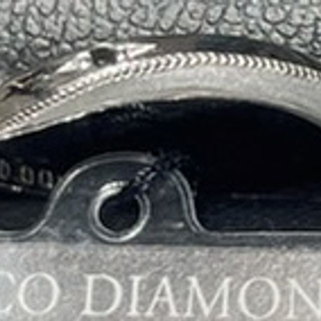 【エクセルコダイヤモンド(EXELCO DIAMOND)の口コミ】 ウェーブに沿ったミルウチ加工された指輪のデザインは他では見ることがで…