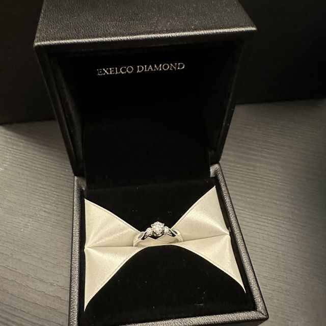 【エクセルコダイヤモンド(EXELCO DIAMOND)の口コミ】 一店舗目で即決しました。
デザインの種類がとても多く迷いましたが、試着…