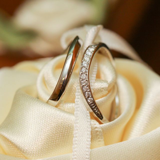 【4℃ BRIDAL(ヨンドシーブライダル)の口コミ】 流線型が指になじみ、指を細く見せてくれます。
ダイヤも大粒ではないので…