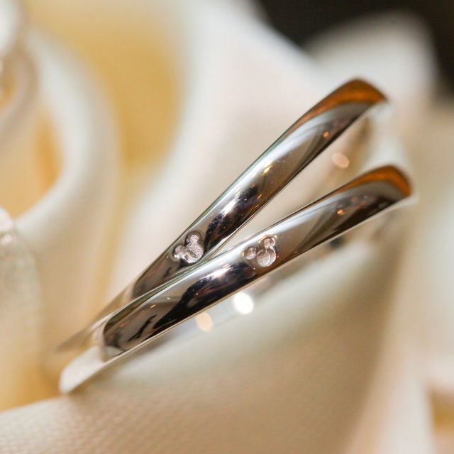 【4℃ BRIDAL(ヨンドシーブライダル)の口コミ】 流線型が指になじみ、指を細く見せてくれます。
ダイヤも大粒ではないので…