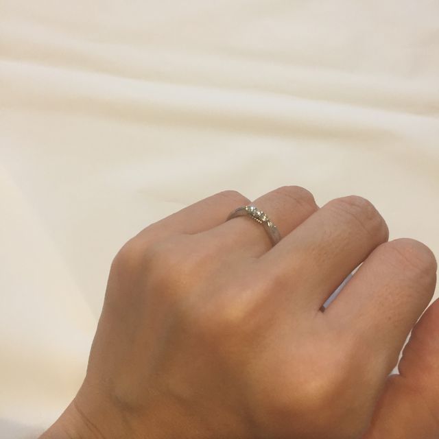 【エクセルコダイヤモンド(EXELCO DIAMOND)の口コミ】 上品なミル打ちされてるところが特に気に入りました。
見た目が可愛いくて…