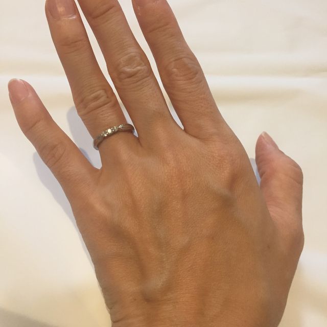 【エクセルコダイヤモンド(EXELCO DIAMOND)の口コミ】 上品なミル打ちされてるところが特に気に入りました。
見た目が可愛いくて…