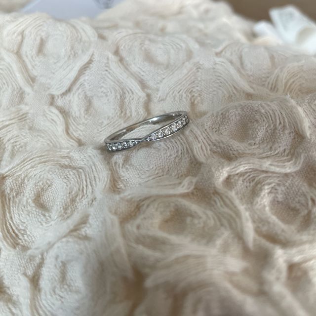 【ティファニー(Tiffany & Co.)の口コミ】 ハーフエタニティで探していて、真ん中に絞りがあるこのデザインが気に入…