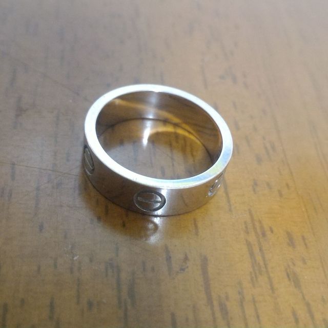 【カルティエ(Cartier)の口コミ】 私の手は女性とは思えないほど大きいのです。旦那さんも大きい方です。
一…