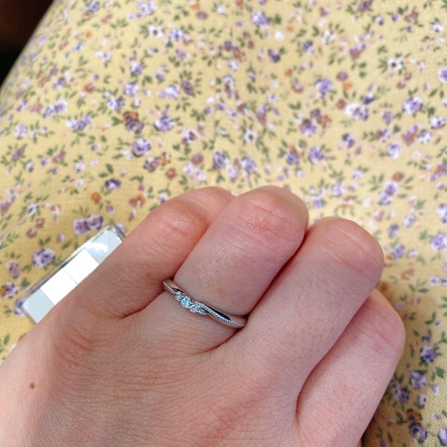 【エクセルコダイヤモンド(EXELCO DIAMOND)の口コミ】 3つ連なったダイヤや、ミル打ちのあるデザインが魅力的です。指輪の太さや…