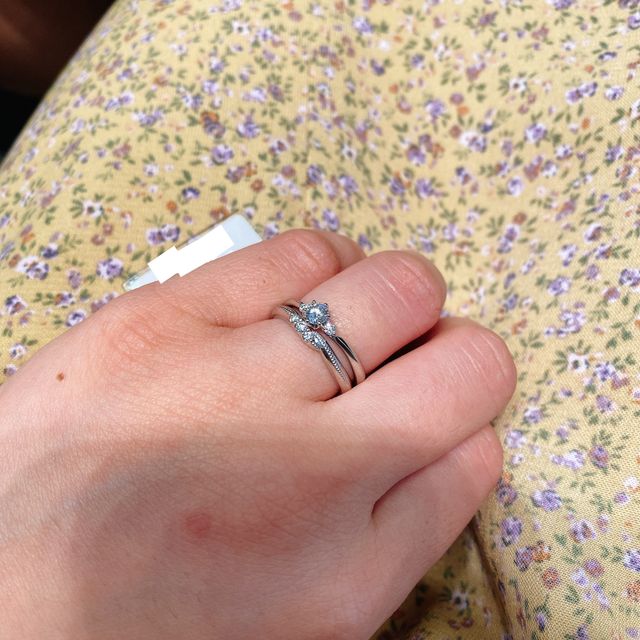 【エクセルコダイヤモンド(EXELCO DIAMOND)の口コミ】 3つ連なったダイヤや、ミル打ちのあるデザインが魅力的です。指輪の太さや…