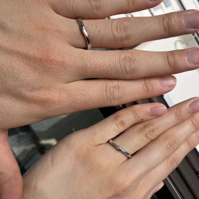 【アイプリモ(I-PRIMO)の口コミ】 決めては指輪のデザインでした。夫婦ともども、どんな格好にも合うデザイ…
