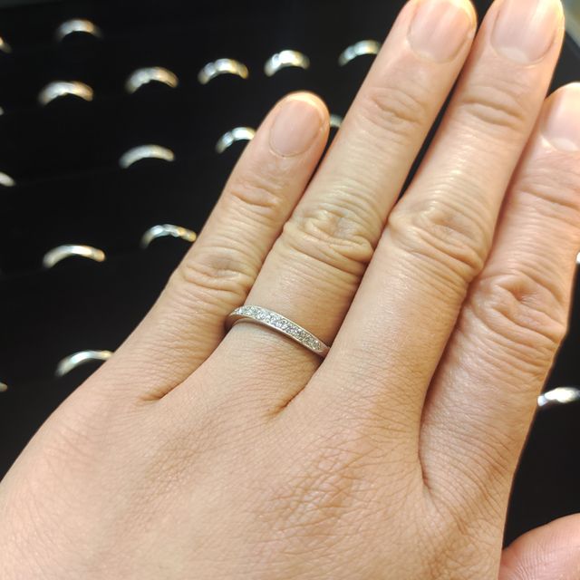【EIKA(エイカ)の口コミ】 指輪のデザインはとてもシンプルでしたが、一つ一つがとても綺麗にみえる…