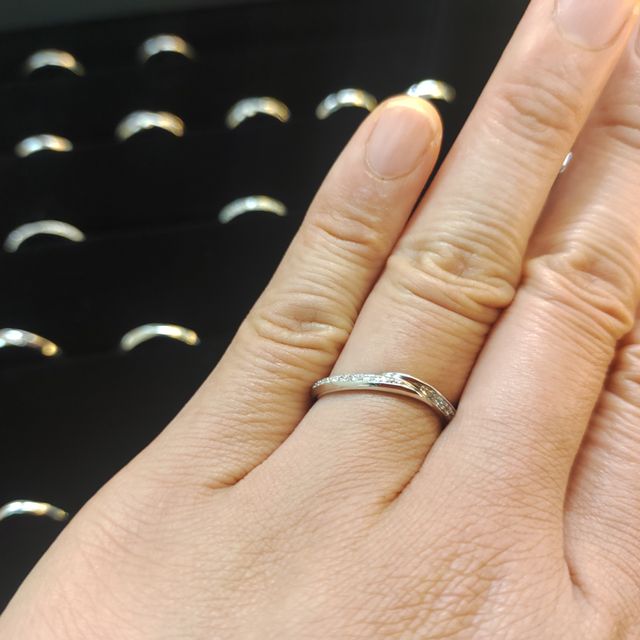 【EIKA(エイカ)の口コミ】 指輪のデザインはとてもシンプルでしたが、一つ一つがとても綺麗にみえる…