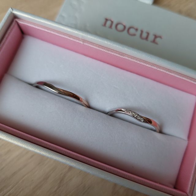 【nocur(ノクル)の口コミ】 プラチナとピンクゴールドを使っていて角度によって色が変化するのが気に…