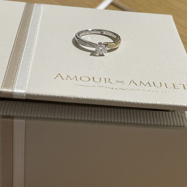 【AMOUR AMULET(アムール・アミュレット)の口コミ】 結婚指輪と重ね付けしたいという思いがあり、結婚指輪はシンプルにしたい…
