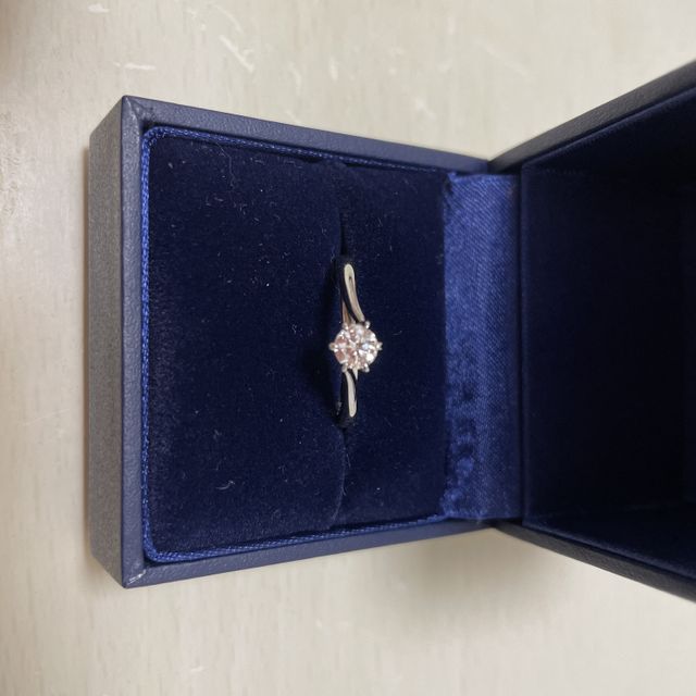 【銀座ダイヤモンドシライシの口コミ】 結婚指輪をメレダイヤが入ったものにしたかったので、婚約指輪は一粒ダイ…