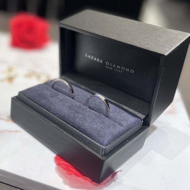 【ラザール ダイヤモンド(LAZARE DIAMOND)の口コミ】 ネットで見てデザインを気に入り、試着をしに行きました。シャープな平打…