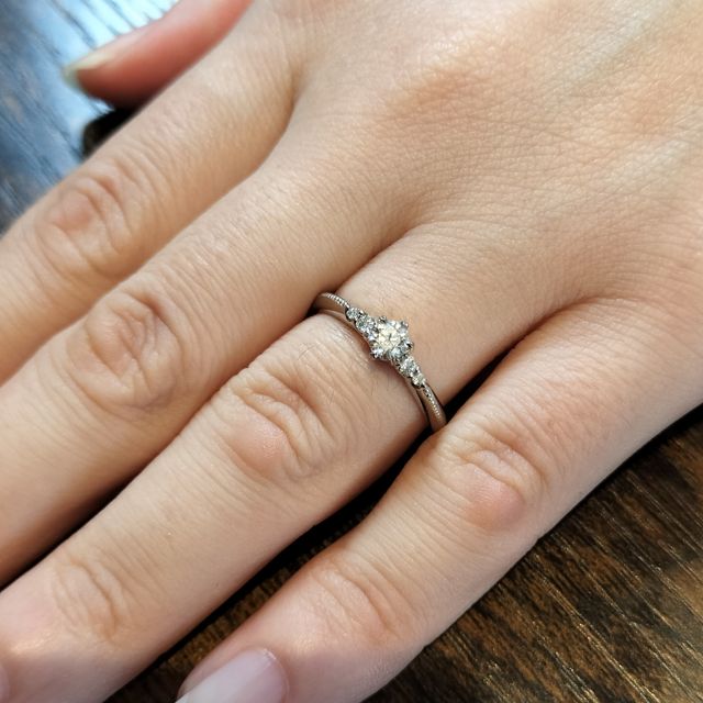 【エクセルコダイヤモンド(EXELCO DIAMOND)の口コミ】 コロネット(王冠)のデザインとダイヤを引き立てながらも美しいミルライン…