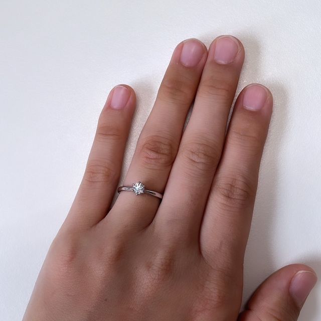 【BRILLIANCE+(ブリリアンスプラス)の口コミ】 プラチナで探していたのですが、種類も豊富でその中から彼女に似合うシン…