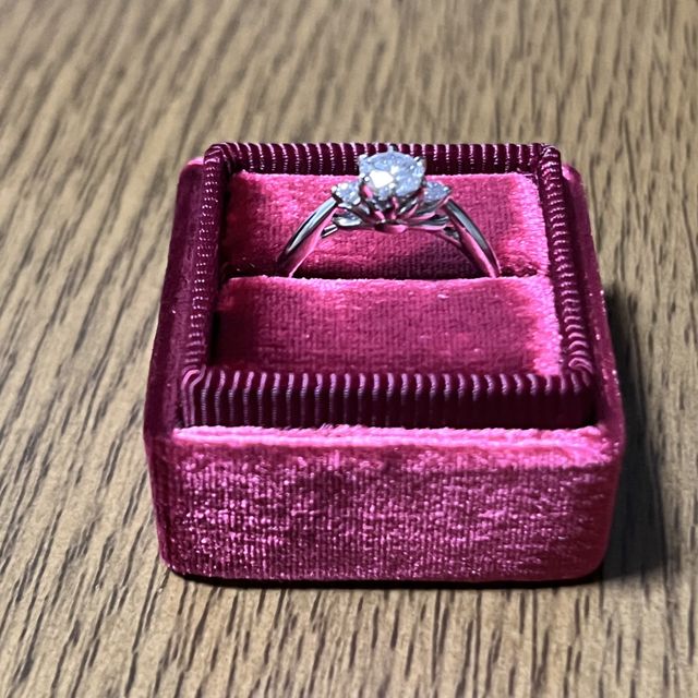 【ケイウノ ブライダル(K.UNO BRIDAL)の口コミ】 この指輪も素敵だし、これも素敵と迷っているとデザイナーさんがそれぞれ…