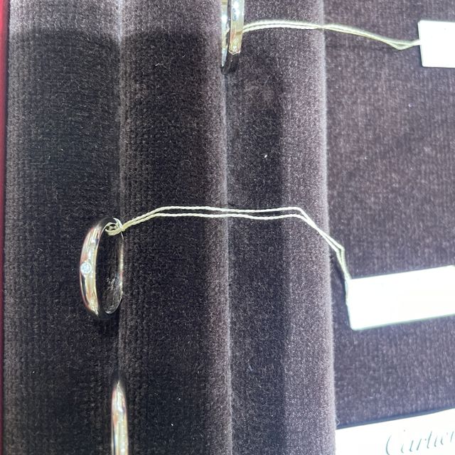 【カルティエ(Cartier)の口コミ】 シンプルなストレートタイプのデザインです。シンプルですがダイヤ1石ある…