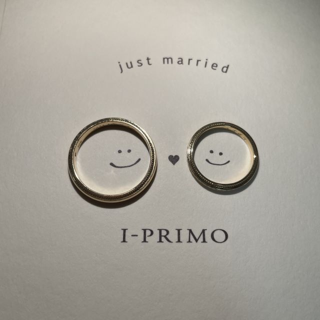 【アイプリモ(I-PRIMO)の口コミ】 ミル打ちのデザインが可愛いです。
女性の指輪はハーフエタニティのタイプ…