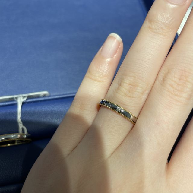 【銀座ダイヤモンドシライシの口コミ】 ミルグレインのデザインを探していました。
プラチナとイエローゴールドの…