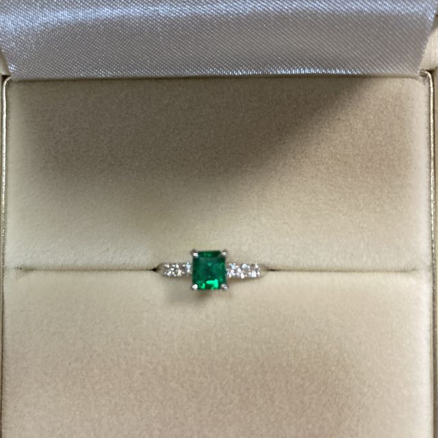 【宝寿堂(ほうじゅどう)の口コミ】 ダイヤモンドではなくエメラルドの指輪を探していました。なかなか取り扱…