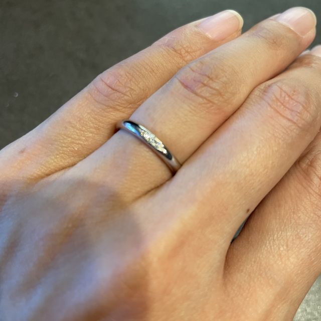 【銀座ダイヤモンドシライシの口コミ】 婚約指輪との重ね付けの時の相性を考えて選びました。
シンプルすぎず派手…