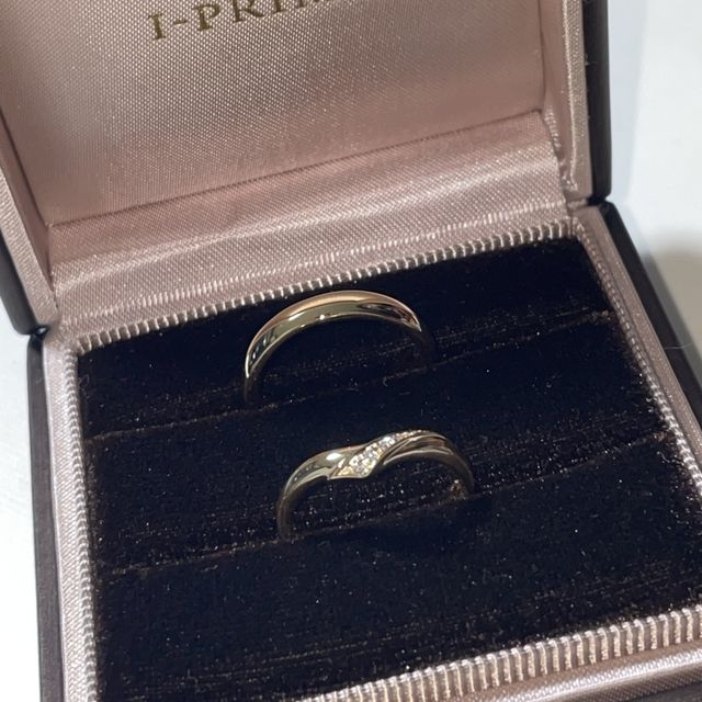 【アイプリモ(I-PRIMO)の口コミ】 V字のラインで普段のファッションリングとも馴染むような形を選びました。…