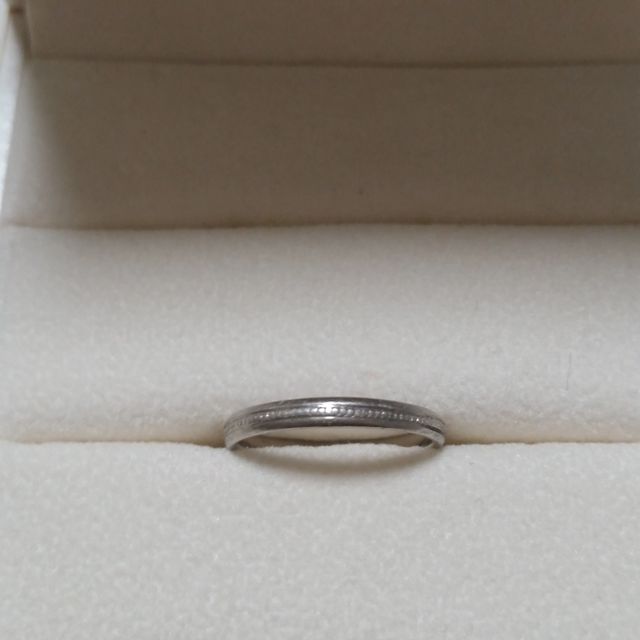 【アンジェリックフォセッテ(Angelique Fossette)の口コミ】 マットなシンプルなデザインが希望でした。
しかし私が金属アレルギーだっ…