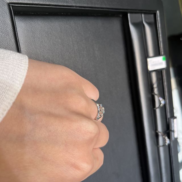 【ラザール ダイヤモンド(LAZARE DIAMOND)の口コミ】 1番は指輪のデザインでした。
ティアラのような可愛らしいプラチナの細く…