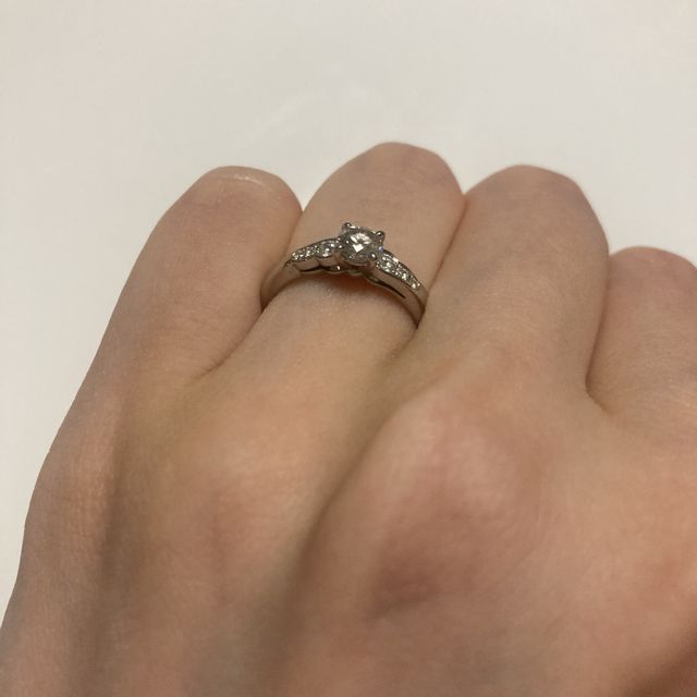 【俄(にわか)の口コミ】 私にとってちょうどいい華やかさでした。中央のダイヤから隣のメレに緩や…