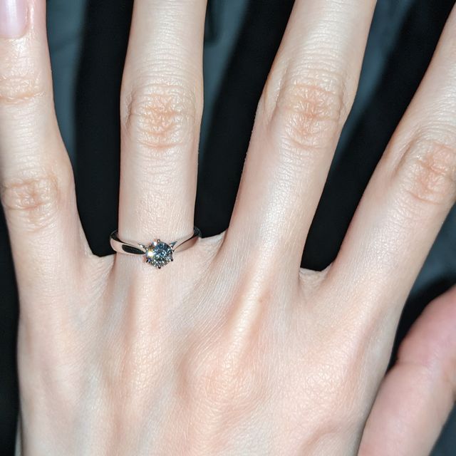 【エクセルコダイヤモンド(EXELCO DIAMOND)の口コミ】 インターネットで婚約指輪を探していたところ、他のブランドではあまりな…